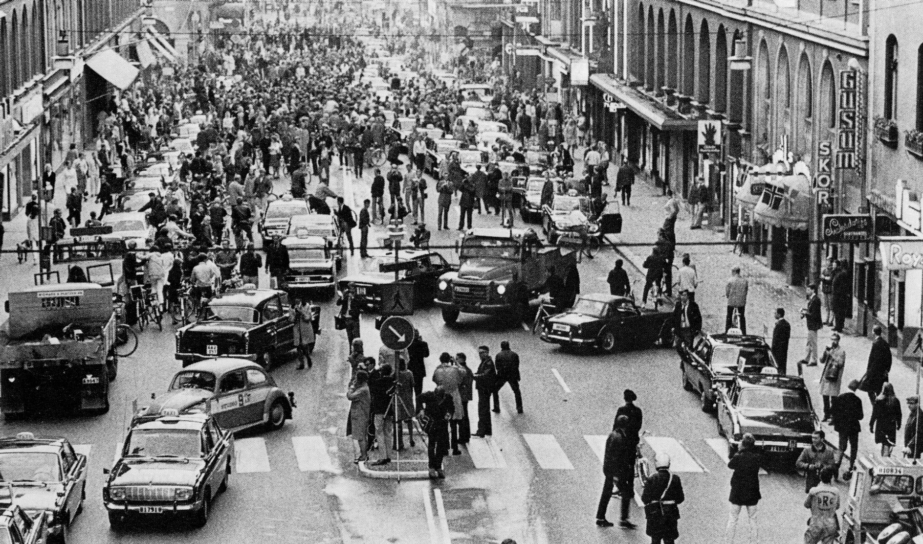 Kungsgatan, Stockholm at the transition from the left to right-hand traffic, 3 September 1967, at. 4:50 in the morning.